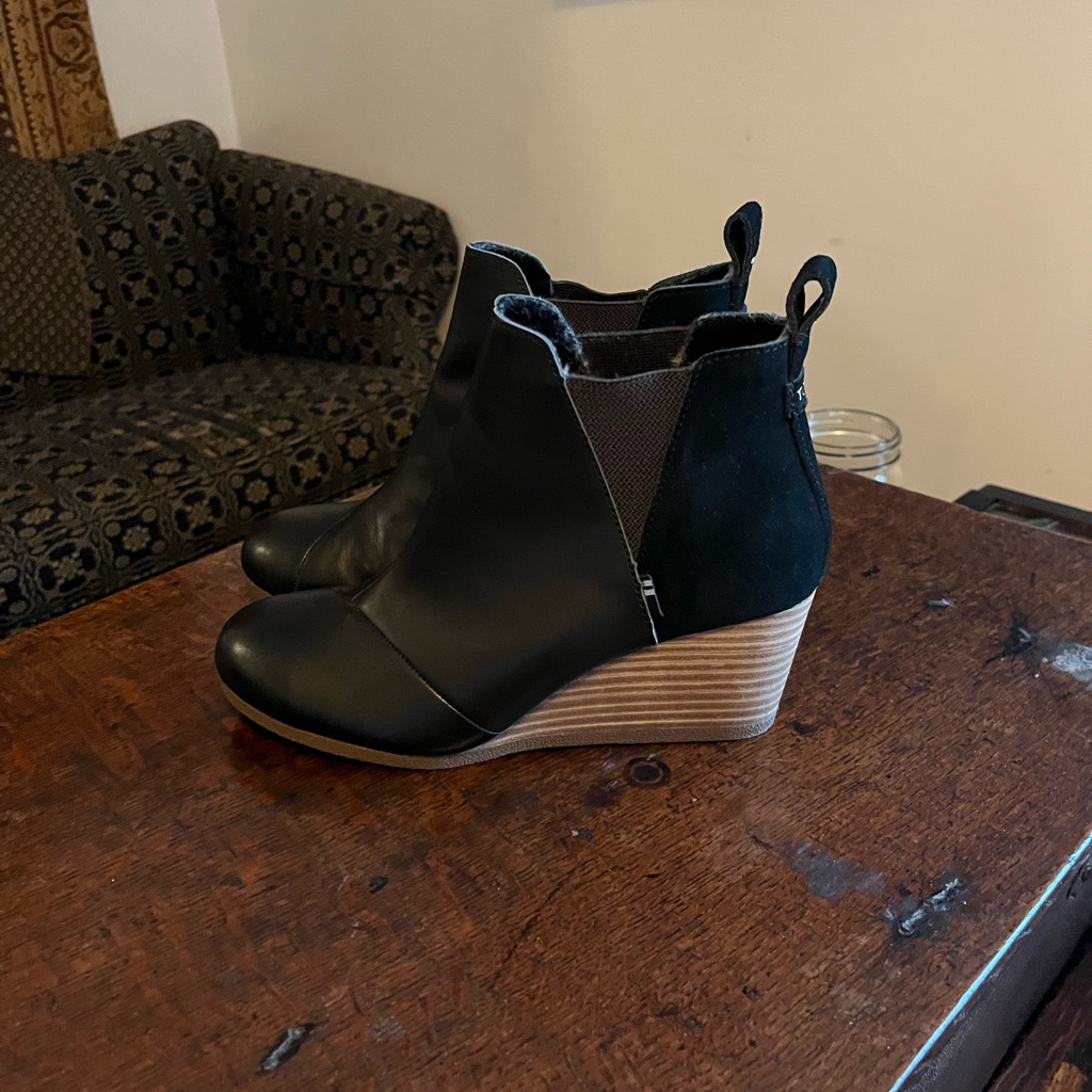 Toms Women’s Size 7.5 Boots